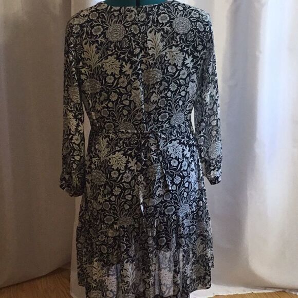 Tunic style dress with long sleeves, tie back, by ROSE & OLIVE in size medium - Picture 10 of 14